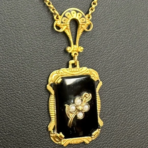 Elegant Vintage Victorian-Style Necklace with Faux Pearls - Picture 9 of 14